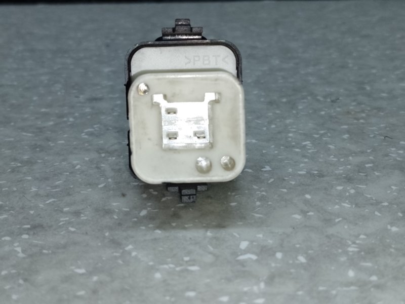 Кнопка стеклоподъемника передняя правая MITSUBISHI PAJERO 99-06 Кнопка стеклоподъемника передняя правая MITSUBISHI PAJERO 99-06