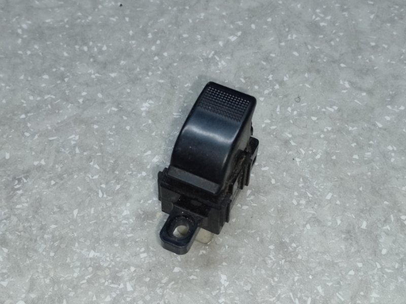 Запчасть кнопка стеклоподъемника передняя правая MAZDA 626 GF 97-02 GE4T-66-370A Б/У Кнопка стеклоподъемника передняя правая MAZDA 626 GF 97-02 GE4T-66-370A Б/У