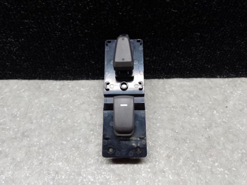 Кнопка стеклоподъемника передняя правая HYUNDAI SONATA YF 10-14 93575-3Q000RAS Б/У