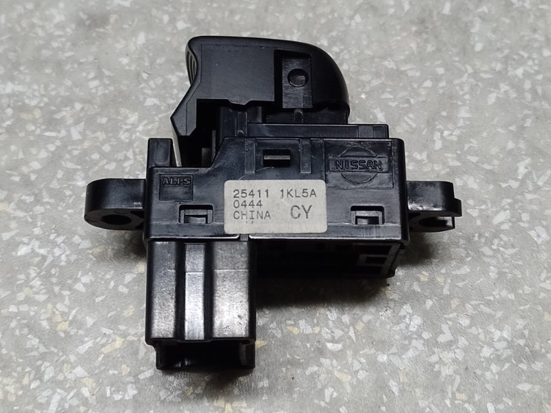 Кнопка стеклоподъемника задняя SENTRA B17 12-21 Кнопка стеклоподъемника задняя SENTRA B17 12-21