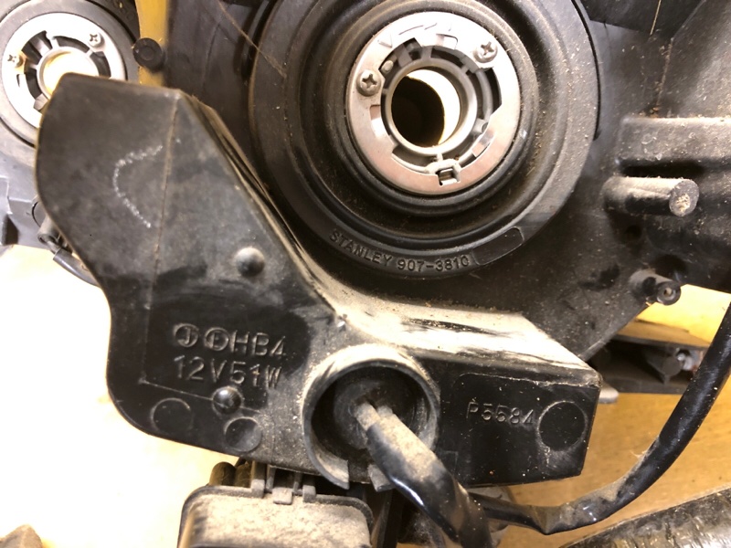 Фара правая OUTLANDER XL 05-13