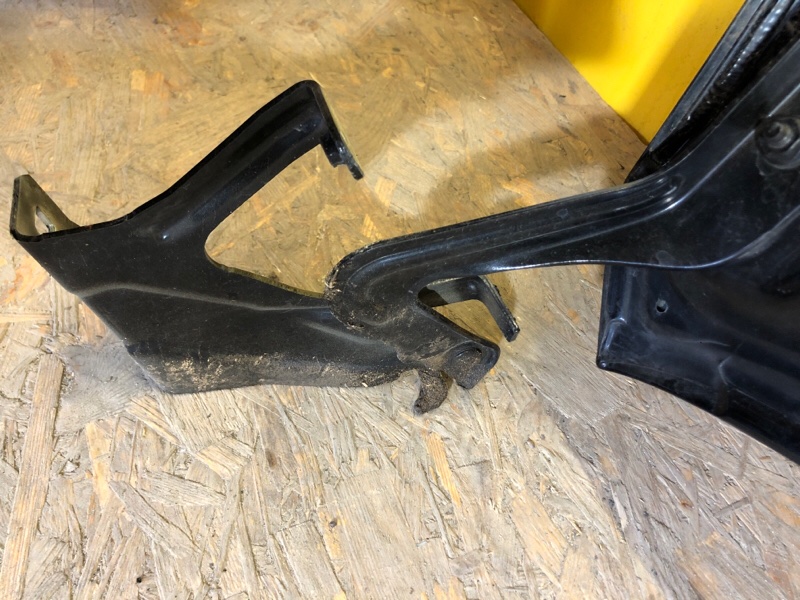 Петля капота правая NISSAN LEAF 18-