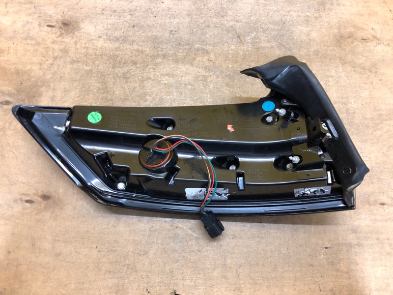 Фонарь наружный правый EDGE 15-