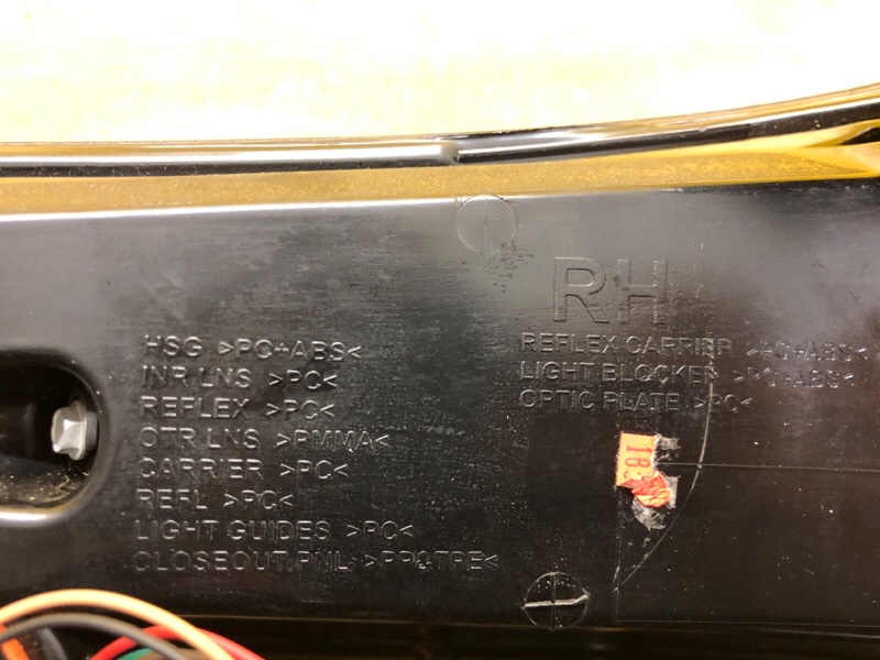 Фонарь наружный правый EDGE 15-