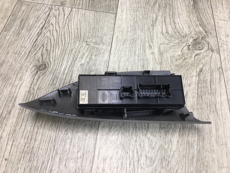 Блок управления стеклоподъемниками передний левый JUKE 10-19 2011 1.6 MR16DDT