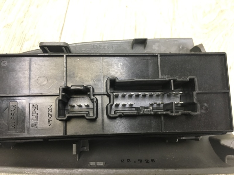 Блок управления стеклоподъемниками передний левый JUKE 10-19 2011 1.6 MR16DDT