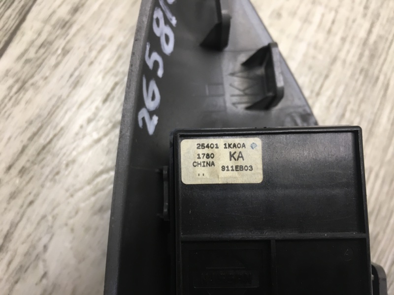 Блок управления стеклоподъемниками передний левый JUKE 10-19 2011 1.6 MR16DDT