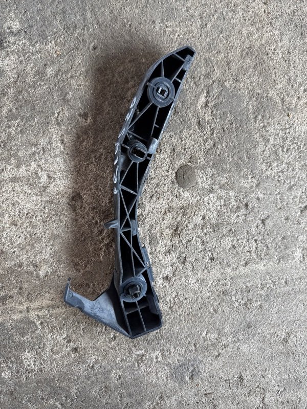 Кронштейн переднего бампера (на крыле) левый TOYOTA PRIUS - 20 03-11 1NZ-FXE 1.5L