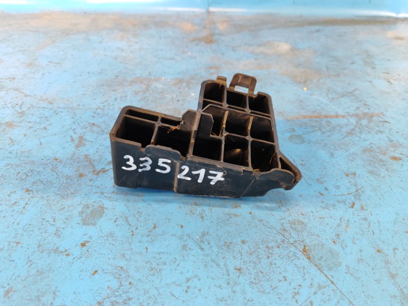 Кронштейн переднего бампера правый TOYOTA PRIUS 16- 52136-47030 Б/У