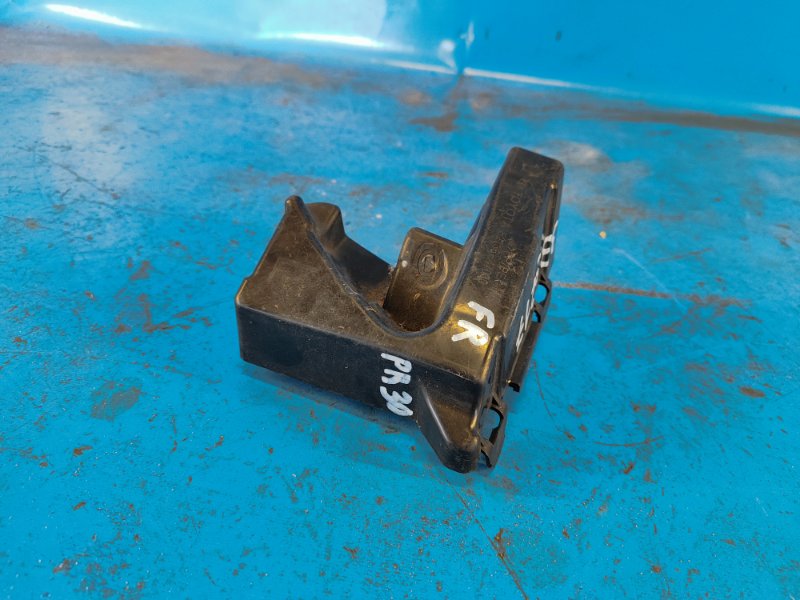 Кронштейн переднего бампера правый TOYOTA PRIUS 16-