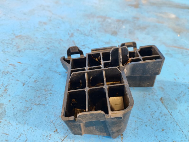 Кронштейн переднего бампера правый PRIUS 16-