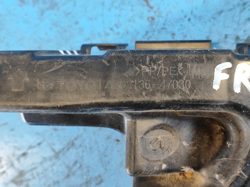 Кронштейн переднего бампера правый PRIUS 16-