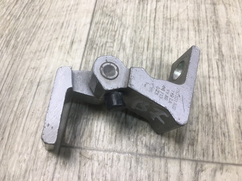 Петля двери верхняя задняя правая VOLKSWAGEN PASSAT B7 11-15 7N0 831 402 C Б/У