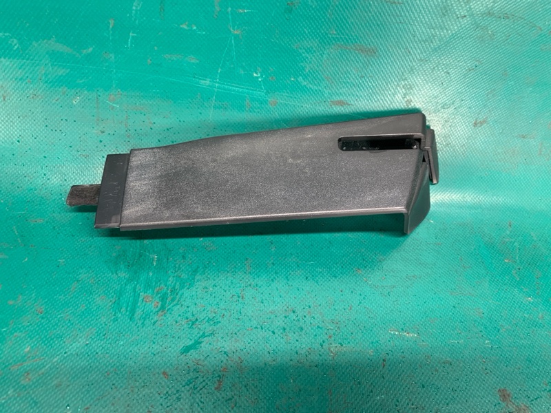 Накладка петли крышки багажника левая NISSAN X-TRAIL/ROGUE T32 13-20 2016 2.5 QR25DE 90441-4CL0A Б/У