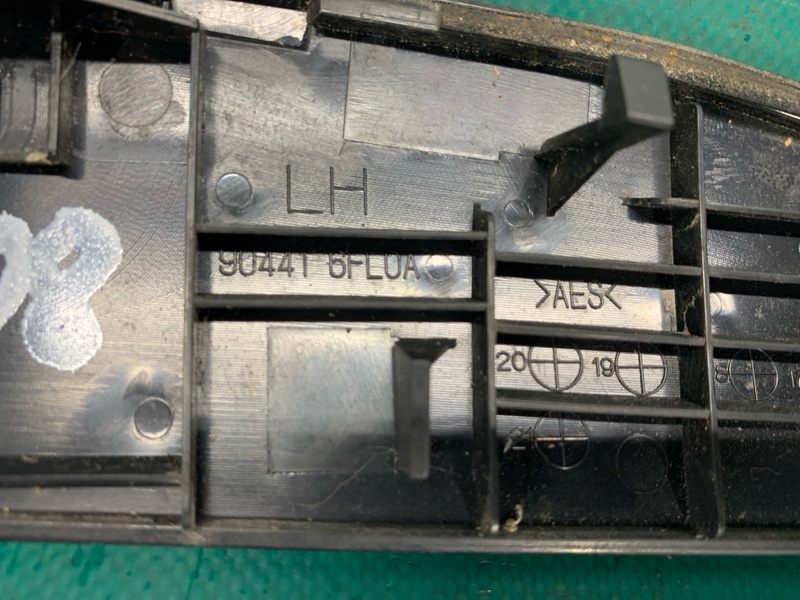 Накладка петли крышки багажника левая X-TRAIL/ROGUE T32 13-20 2016 2.5 QR25DE