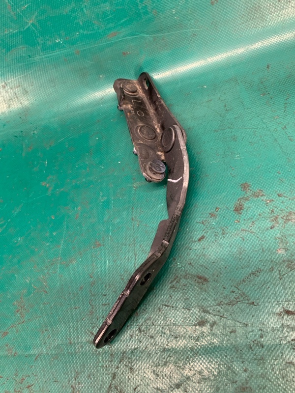 Петля крышки багажника левая NISSAN X-TRAIL/ROGUE T32 13-20 2016 2.5 QR25DE 90401-4BA0A Б/У