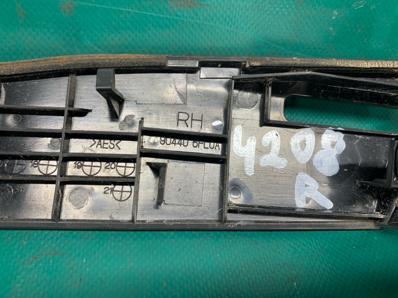 Накладка петли крышки багажника правая X-TRAIL/ROGUE T32 13-20 2016 2.5 QR25DE