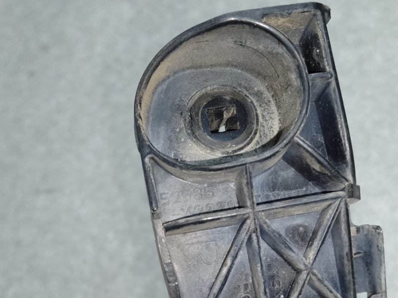 Кронштейн переднего бампера (на крыле) правый RAV4 05-12 Кронштейн переднего бампера (на крыле) правый RAV4 05-12