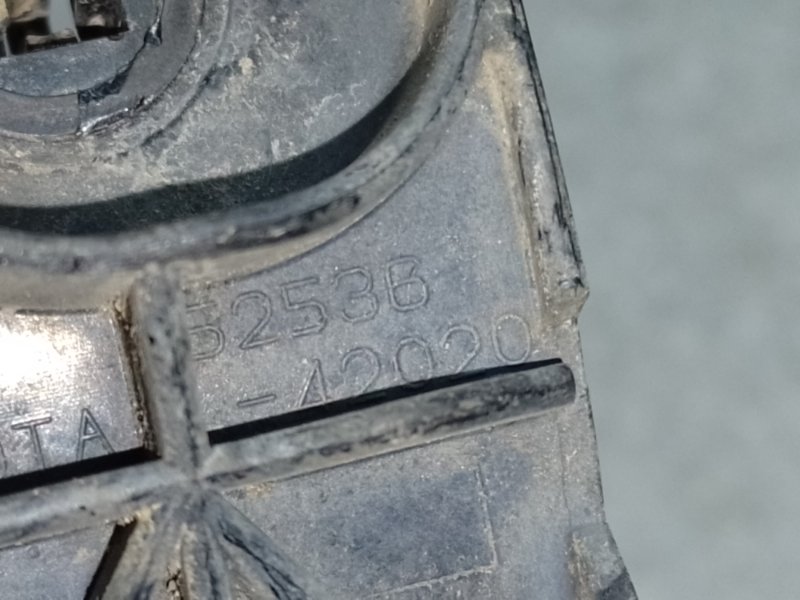 Кронштейн переднего бампера (на крыле) левый RAV4 05-12 Кронштейн переднего бампера (на крыле) левый RAV4 05-12