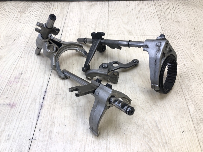 Вилка МКПП TOYOTA AURIS 06-12 3324402020 Б/У