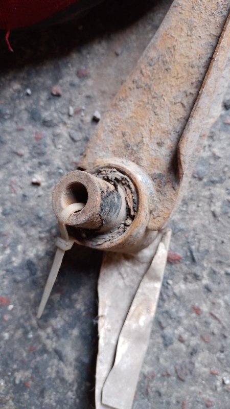 Рычаг задней подвески поперечный нижний задний правый 626 GD 87-91