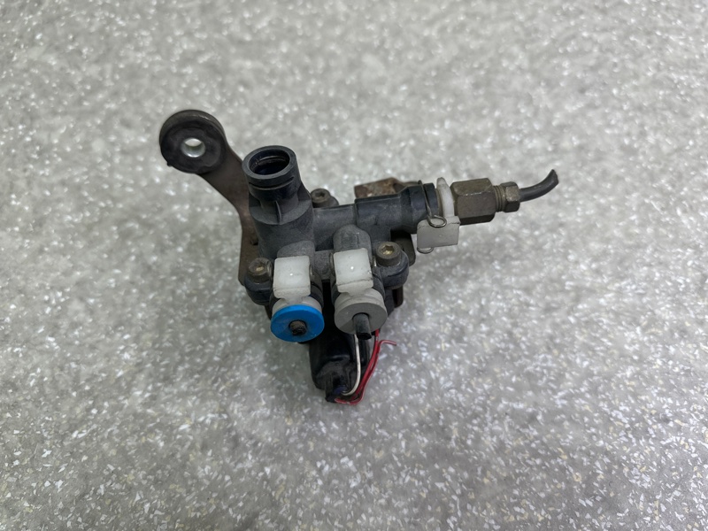 Клапан пневмоподвески передний LEXUS LS400 94-00 48095-50030 Б/У