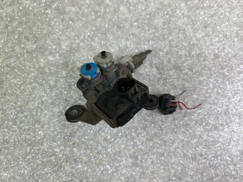 Клапан пневмоподвески передний LS400 94-00