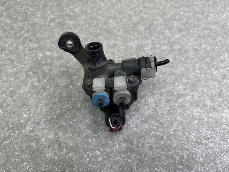Клапан пневмоподвески передний LEXUS LS400 94-00 48095-50030 Б/У