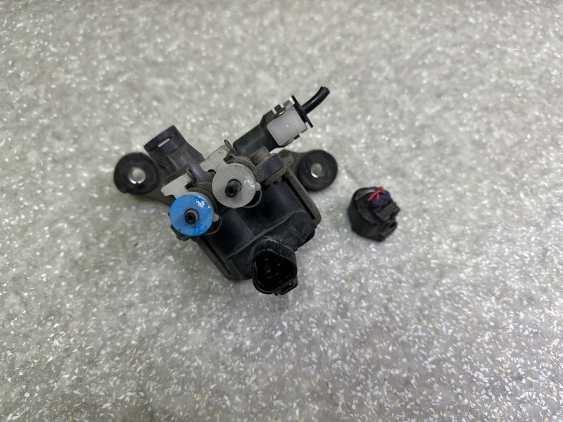 Клапан пневмоподвески передний LS400 94-00