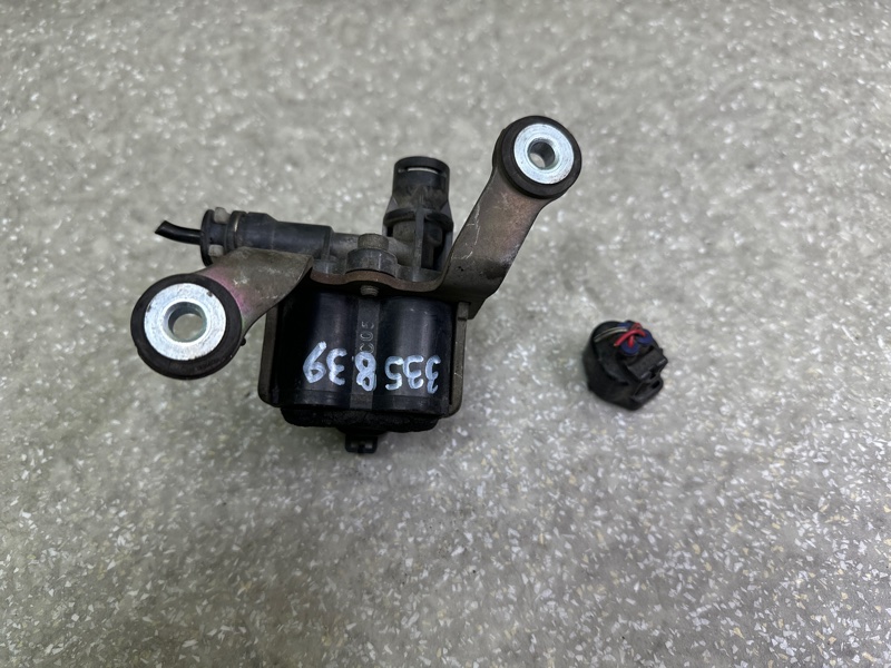 Клапан пневмоподвески передний LEXUS LS400 94-00