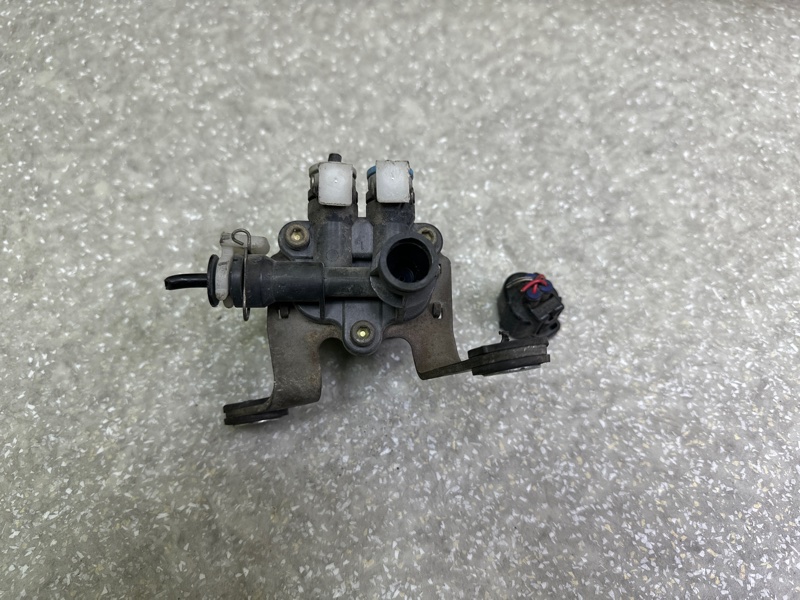 Клапан пневмоподвески передний LS400 94-00