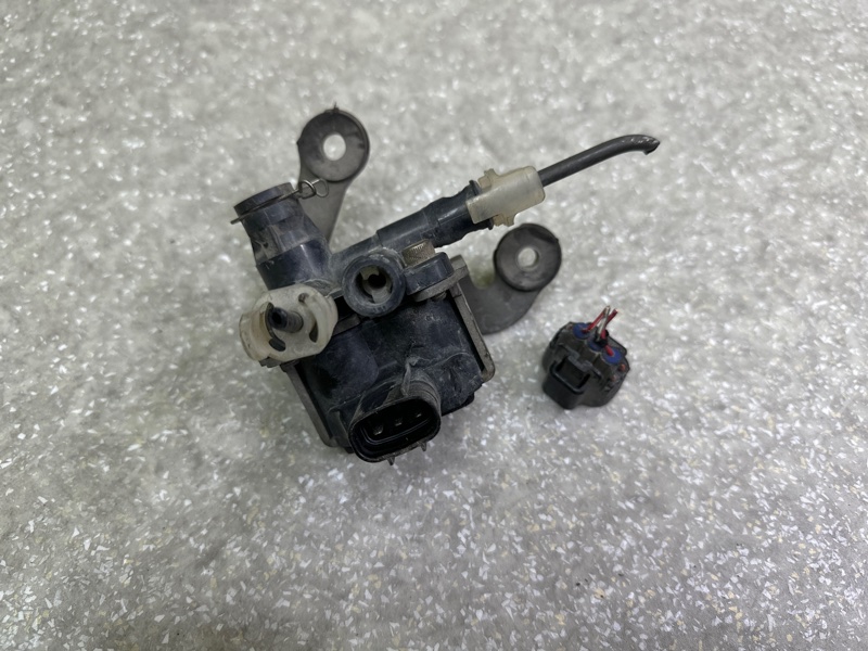 Клапан пневмоподвески передний LS430 00-06