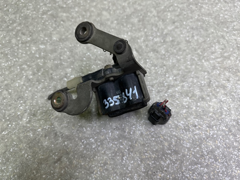 Клапан пневмоподвески передний LEXUS LS430 00-06