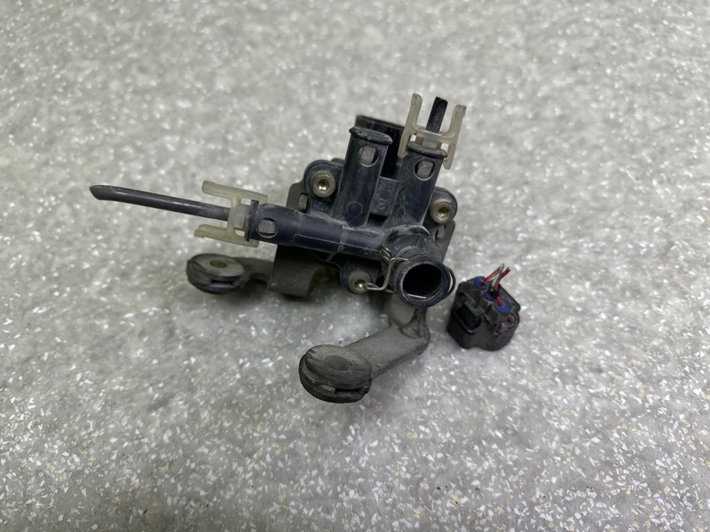 Клапан пневмоподвески передний LS430 00-06