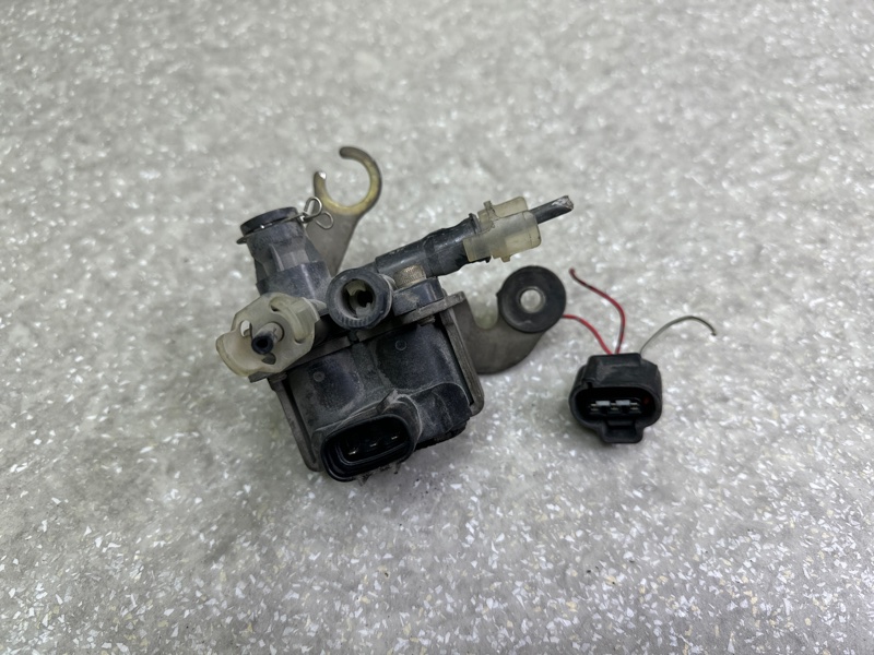 Клапан пневмоподвески передний LS430 00-06