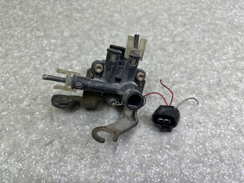 Клапан пневмоподвески передний LS430 00-06