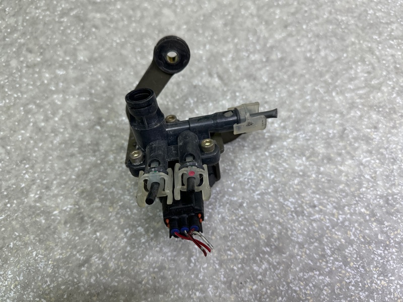 Клапан пневмоподвески передний LEXUS LS430 00-06 48095-50040 Б/У