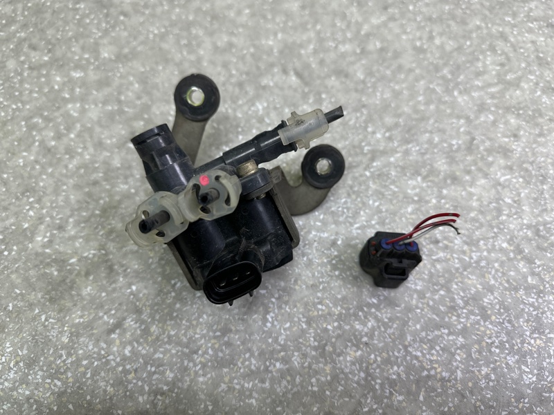 Клапан пневмоподвески передний LS430 00-06