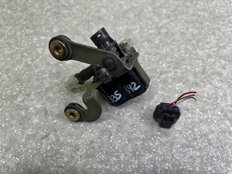 Клапан пневмоподвески передний LEXUS LS430 00-06