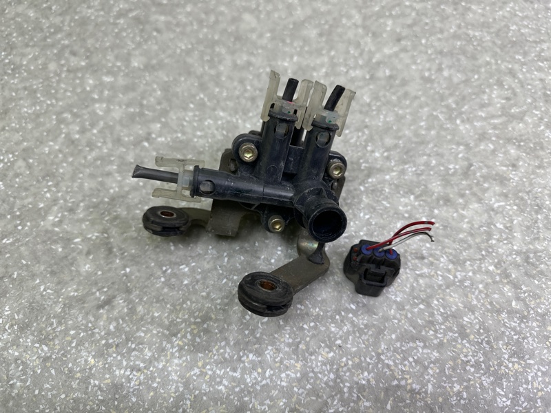 Клапан пневмоподвески передний LS430 00-06