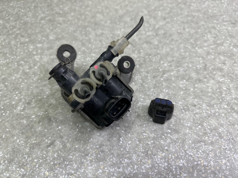 Клапан пневмоподвески передний LS430 00-06