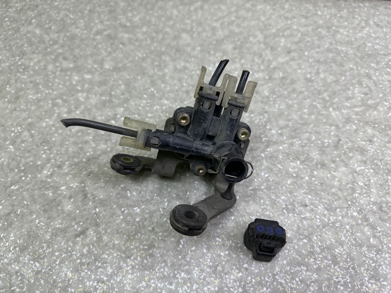 Клапан пневмоподвески передний LS430 00-06