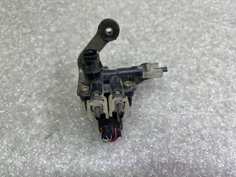 Клапан пневмоподвески передний LEXUS LS430 00-06 48095-50040 Б/У