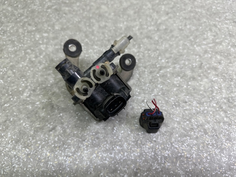 Клапан пневмоподвески передний LS430 00-06