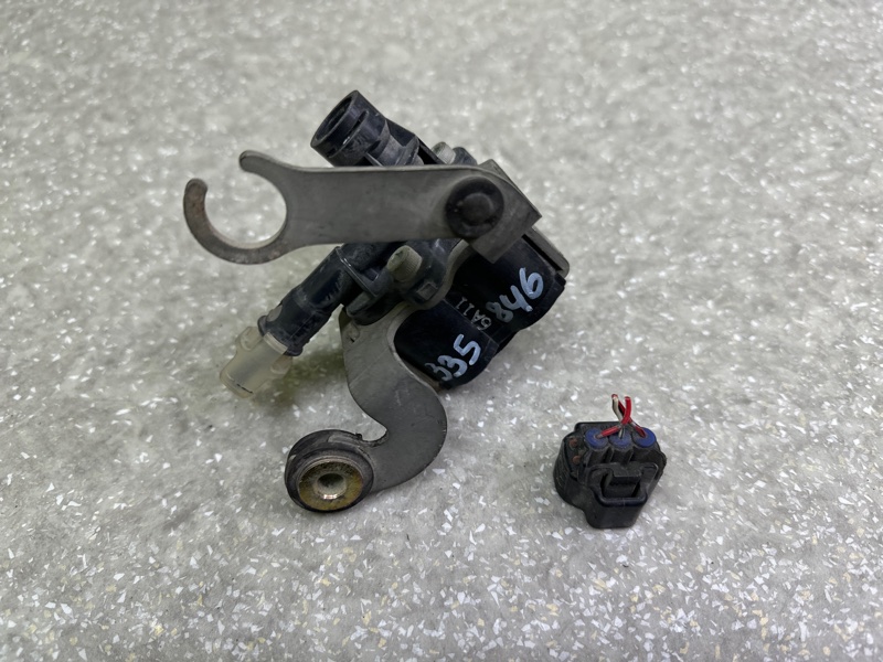 Клапан пневмоподвески передний LEXUS LS430 00-06