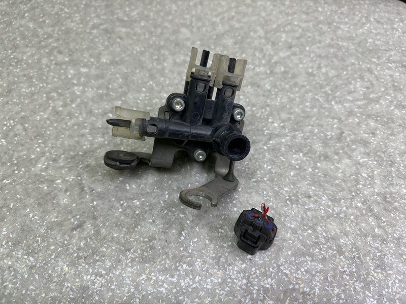 Клапан пневмоподвески передний LS430 00-06