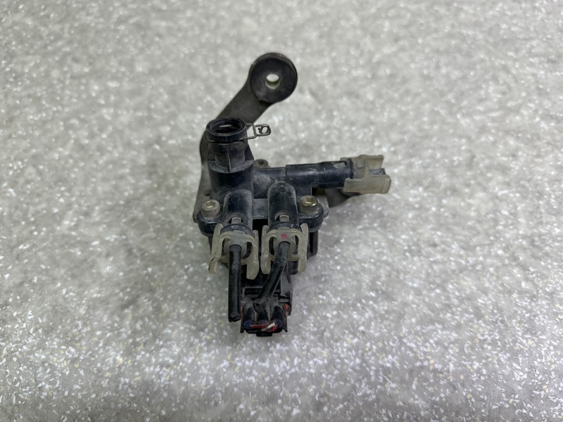 Клапан пневмоподвески передний LEXUS LS430 00-06 48095-50040 Б/У