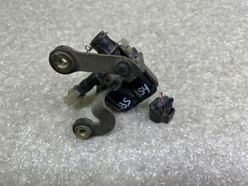 Клапан пневмоподвески передний LEXUS LS430 00-06