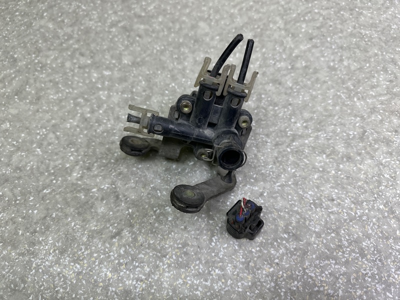 Клапан пневмоподвески передний LS430 00-06