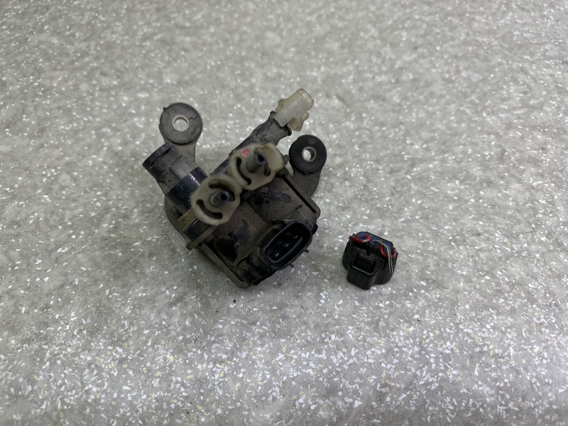 Клапан пневмоподвески передний LS430 00-06